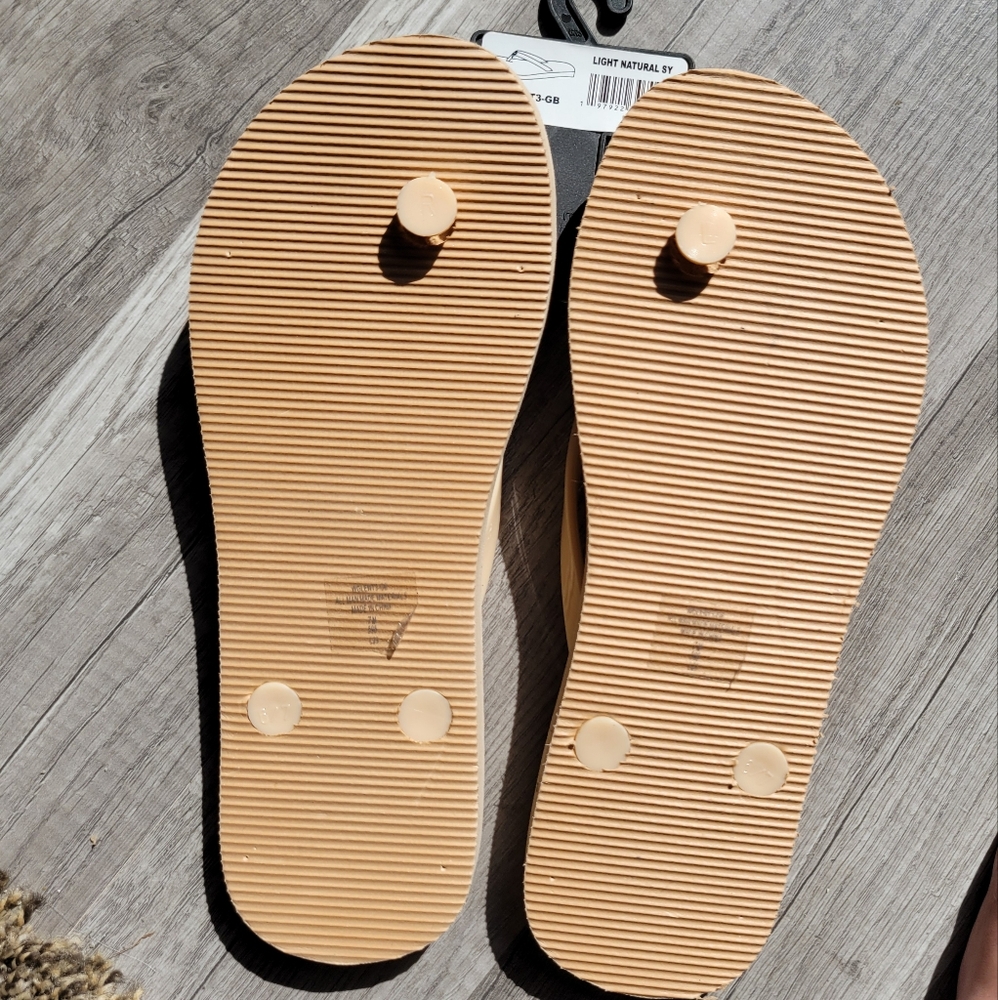Guess womens size 7 Beige Flip Flops with rhinestone Detail - Picture 4 of 7